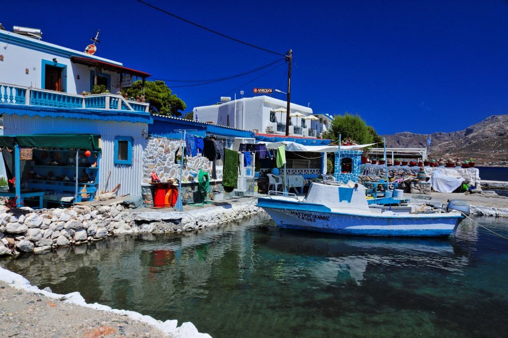 Kalymnos, globally renowned as the island of sponge divers and a premier destination for rock climbing, hides countless beauties waiting to be discovered. From picturesque villages and imposing mountains to secluded beaches with crystal-clear waters, the island offers unforgettable experiences. But how can you explore Kalymnos in the most practical, budget-friendly, and enjoyable way? The answer is simple: on two wheels!